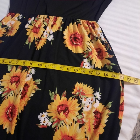 Maxi dress with flowers - Picture 9 of 12